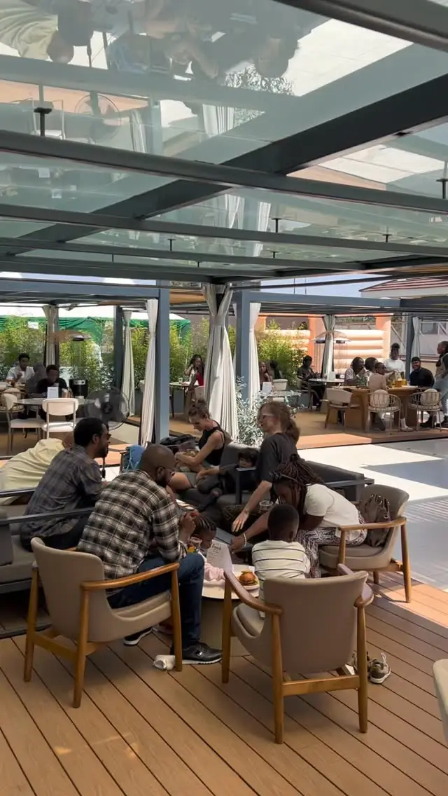 A full terrace under the glass roof